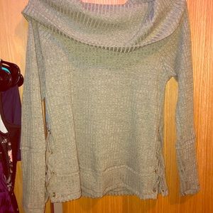 Long sleeve sweater.